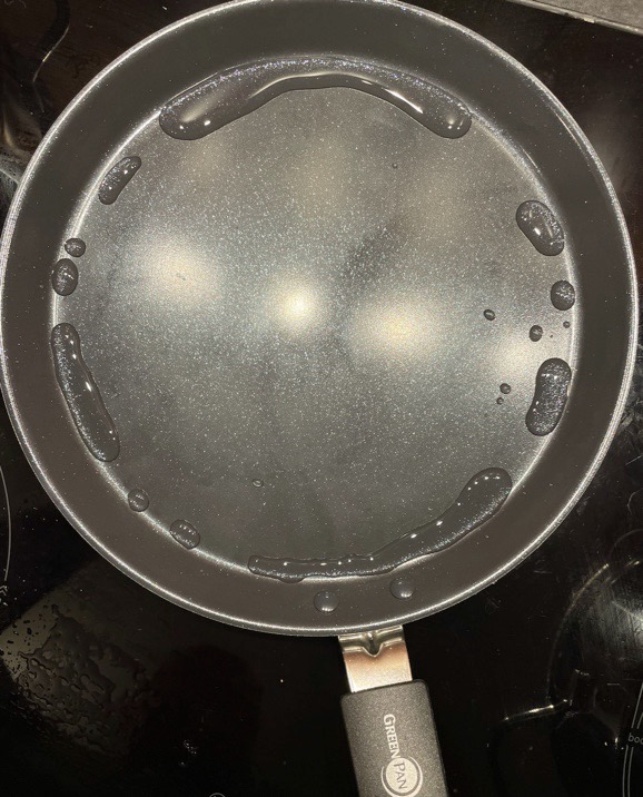 Schöne flache Pfanne