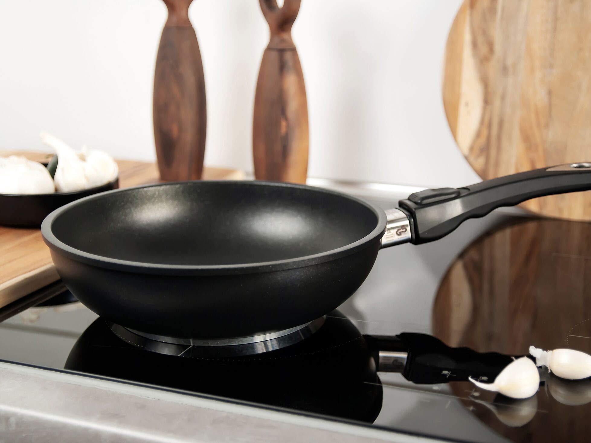 amt-gastroguss-sauteuse-kleiner-wok-24-cm-schmorpfanne-6-cm-hoch-abnehmbarer-sti image 5