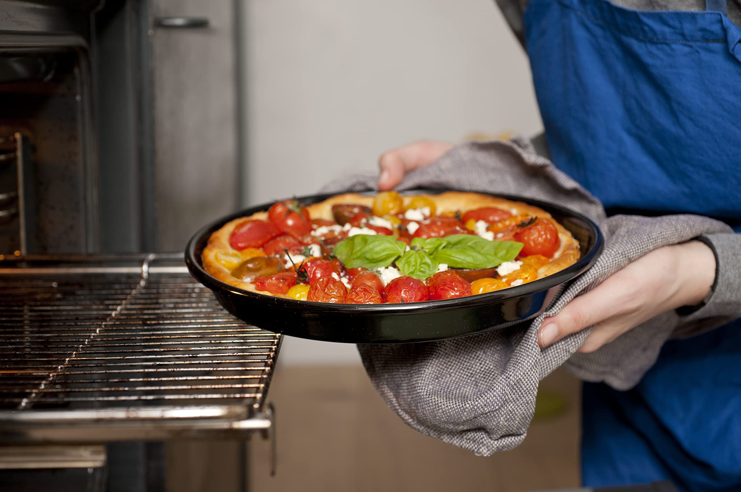 riess-0648-022-pizzablech-28-cm-back-und-servierform-schwarzemaille-1-2-liter image 3