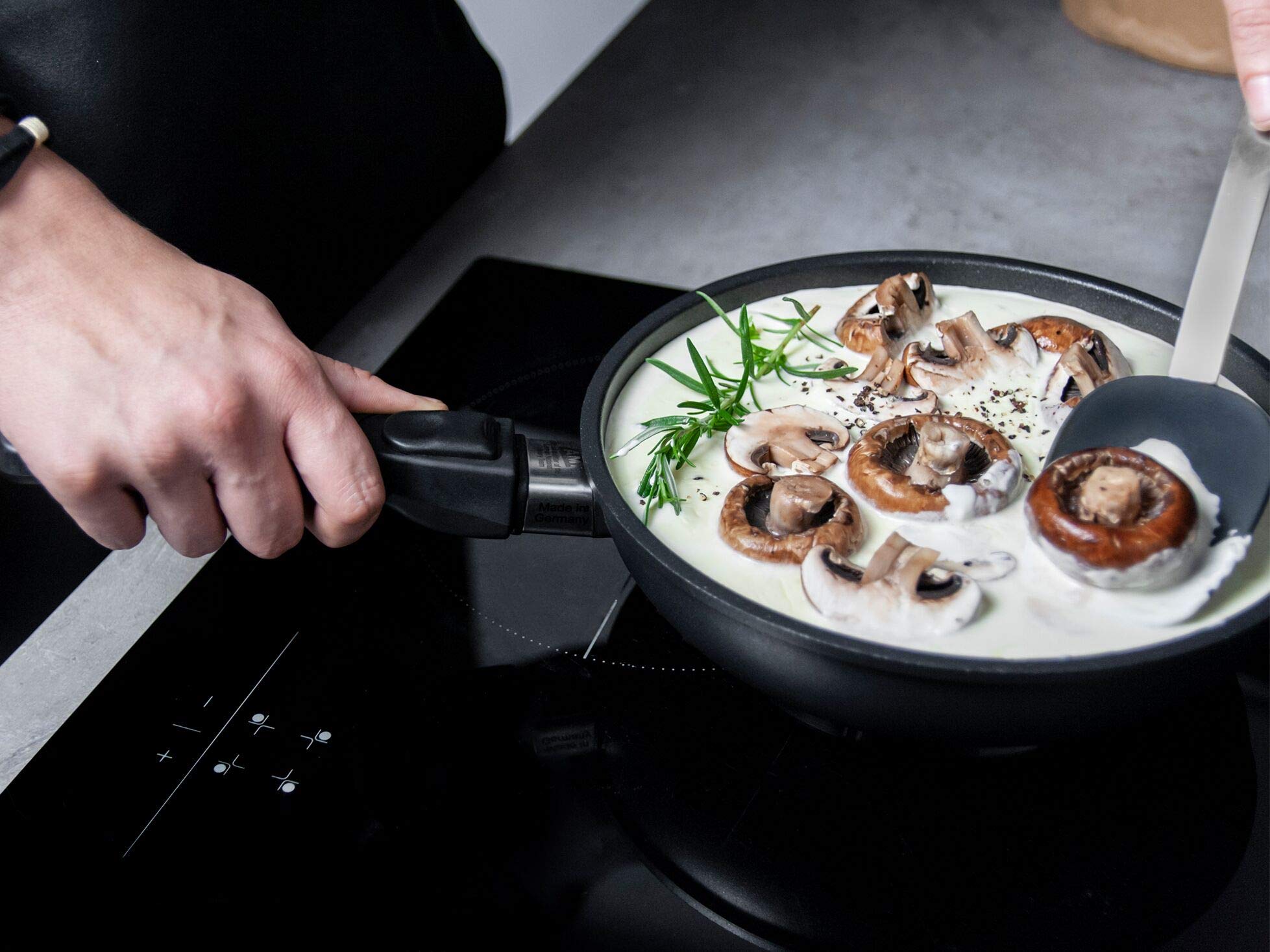 amt-gastroguss-sauteuse-kleiner-wok-24-cm-schmorpfanne-6-cm-hoch-abnehmbarer-sti image 6